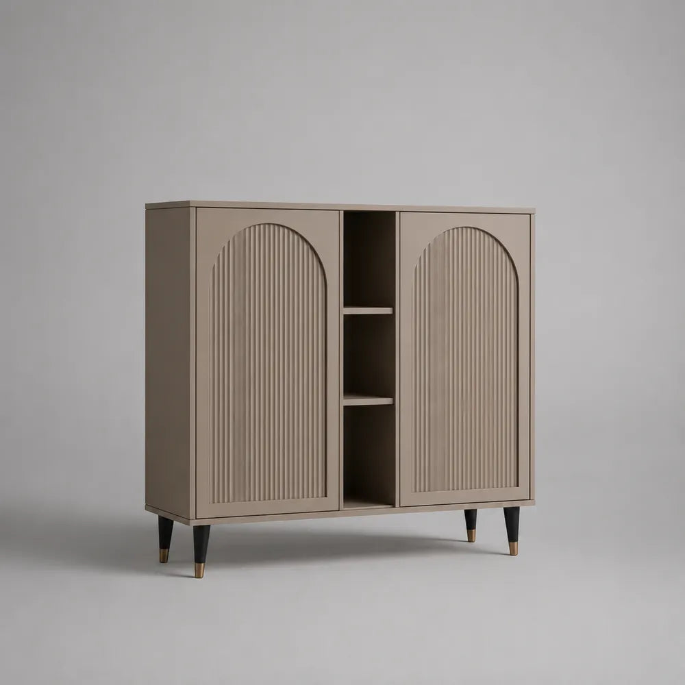 Buffet bas 160 x 40 x 85 cm en MDF beige avec portes rainurées niches ouvertes et pieds en acier noir