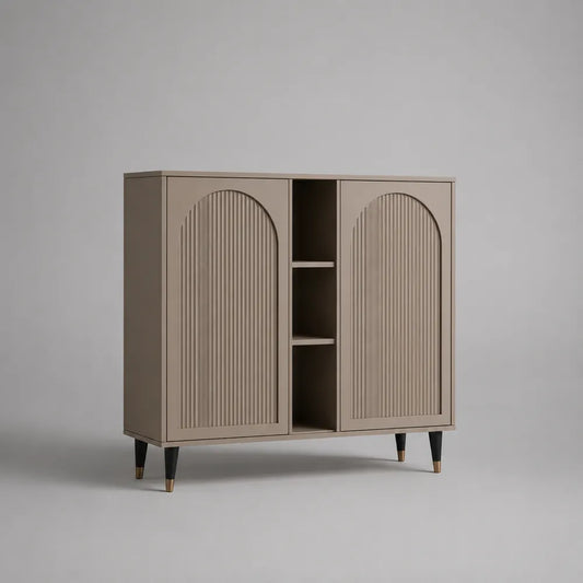Buffet bas 160 x 40 x 85 cm en MDF beige avec portes rainurées niches ouvertes et pieds en acier noir